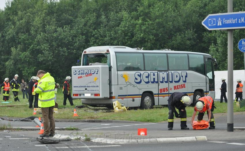 Schwerer Unfall mit Reisebus Lohmar Donrather Dreieck P569.JPG